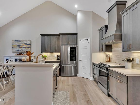 5th image of 777 Gardenia Dr