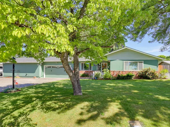 1130 Crest Dr, Central Pt, OR 97502