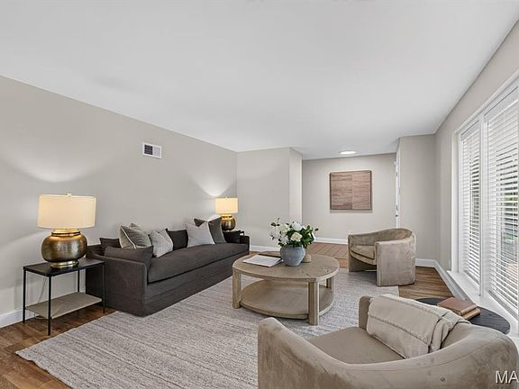 3rd image of 9 Green Oaks Dr