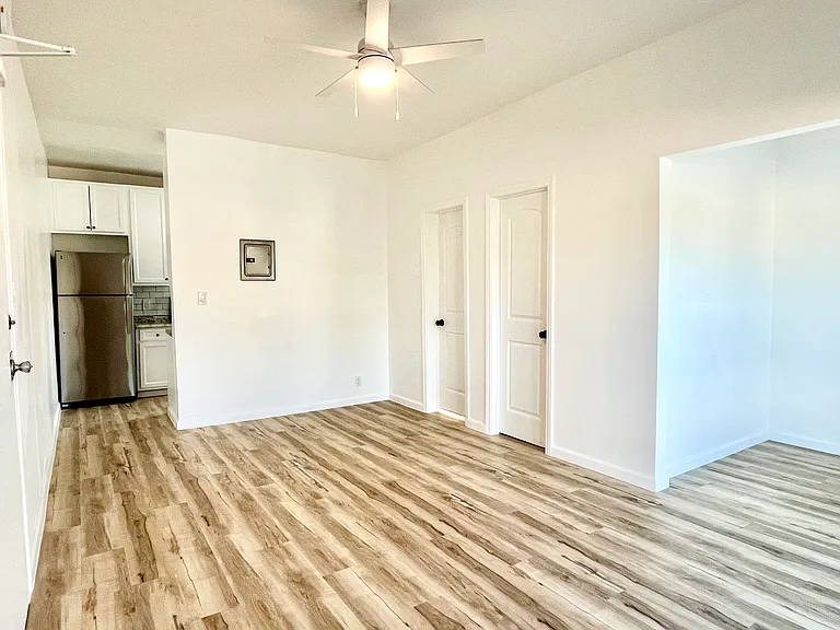 1129 N Madison Ave — Photo 3