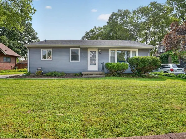 516 1st St NW, Waverly, IA 50677