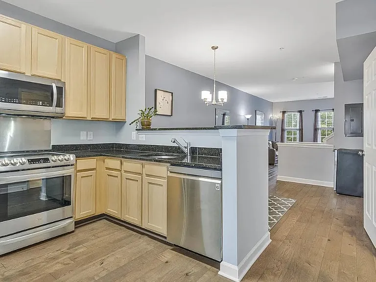 22773 Fountain Grove Sq — Photo 9