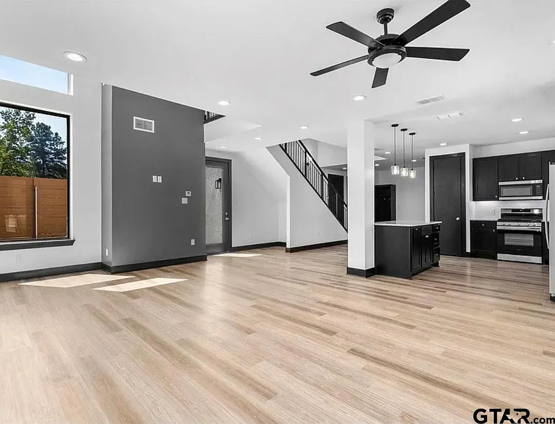 3 bed, 2.5 bath, 2034 sqft, $2,500 — Photo 2
