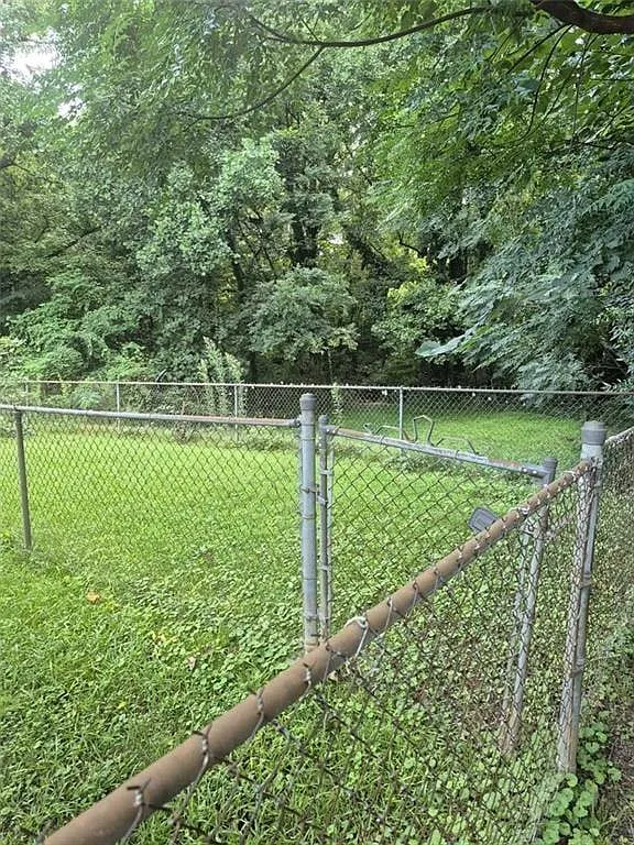 3 bed, 1.0 bath, 816 sqft, $1,690 — Photo 2