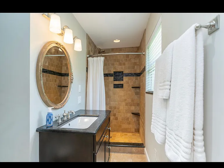 911 Crest Dr — Photo 13