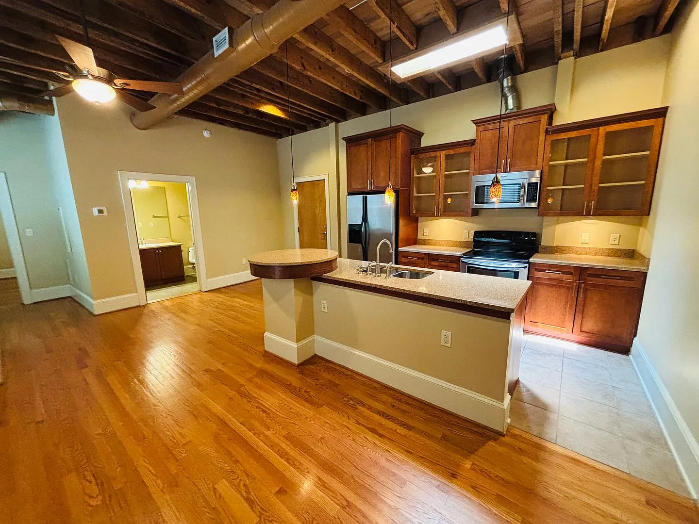 1 Bedroom, 1 Bath Apartment — Photo 1