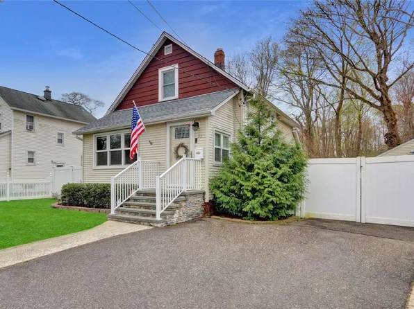 31 Edwards, Huntington Station, NY 11746