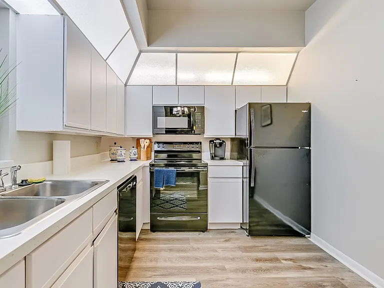Park Tower - 55+ Active Adult Apartments — Photo 4
