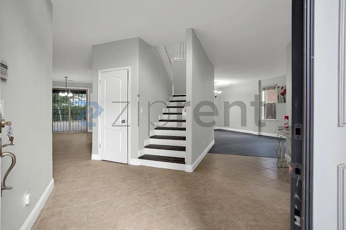 5 bed, 3141 sqft, $3,351 — Photo 3