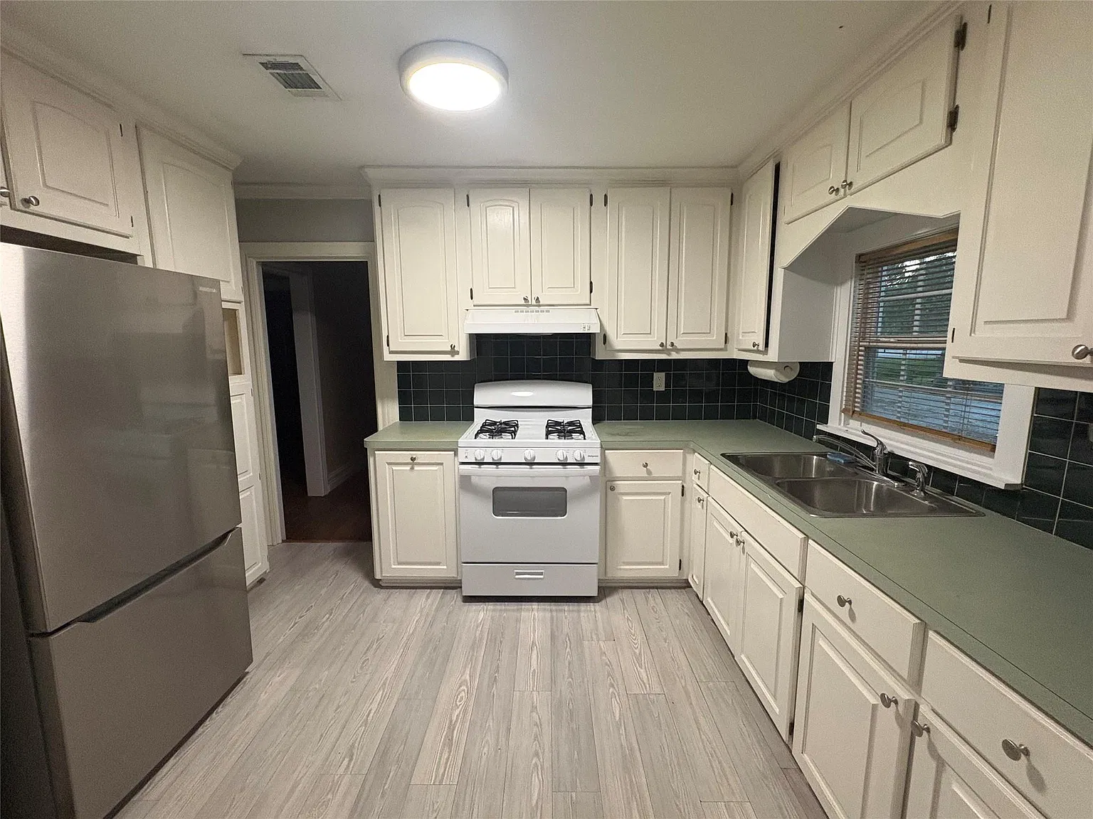 2 bed, 1.0 bath, 960 sqft, $1,250 — Photo 2