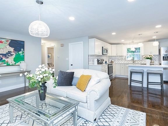 5th image of 37 Iris Ave