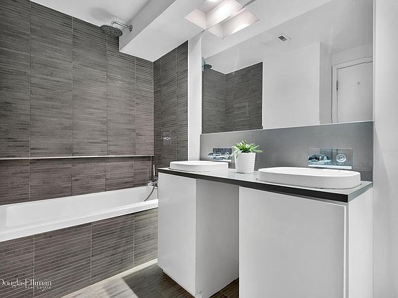 5th image of 935 Pacific St APT 201
