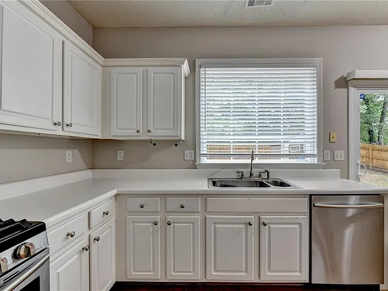 565 Alstonefield Dr — Photo 13