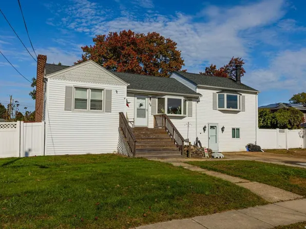26 Schley Avenue, Lindenhurst, NY 11757