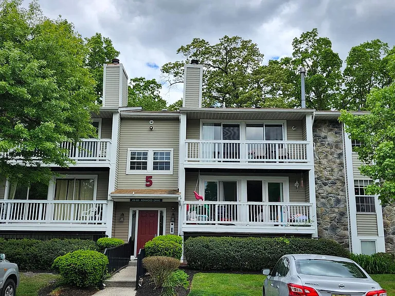 58 Kenwood Dr — Photo 1