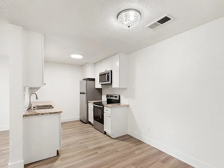 The Huntley Apartments — Photo 14