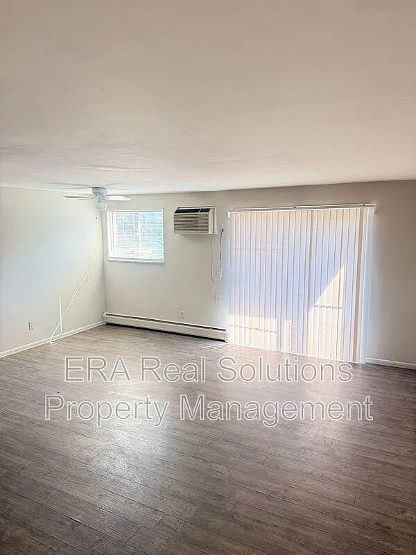 2 bed, 1.0 bath, $950 — Photo 2