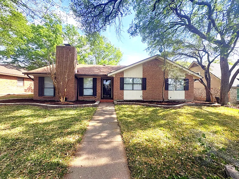 2211 Stagecoach Trl — Photo 1