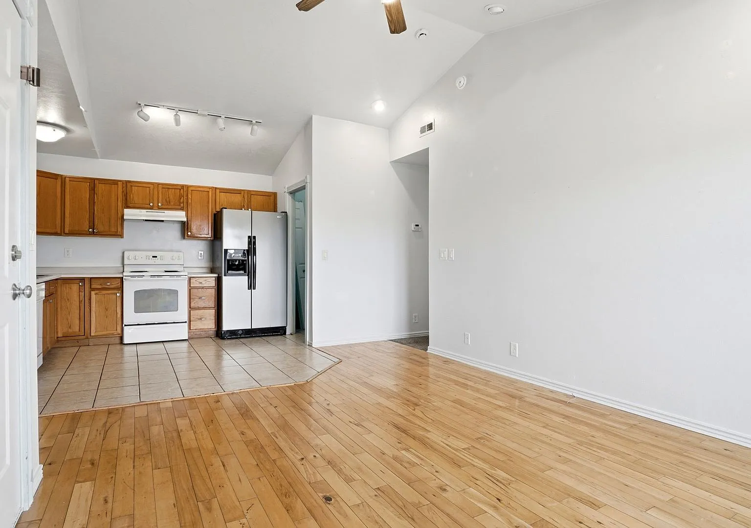 3 Bedroom 2 Bath Unit in Magna! — Photo 4