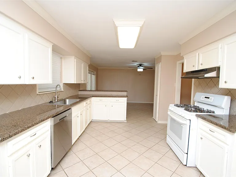 10034 Cedardale Dr — Photo 14
