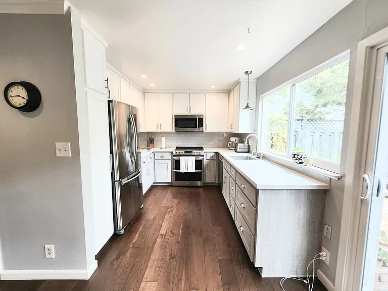 872 Cabot Ln — Photo 3