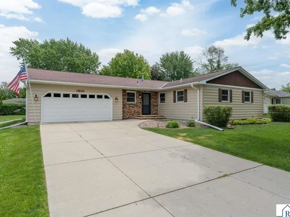 1810 Candi Ln, North Mankato, MN 56003