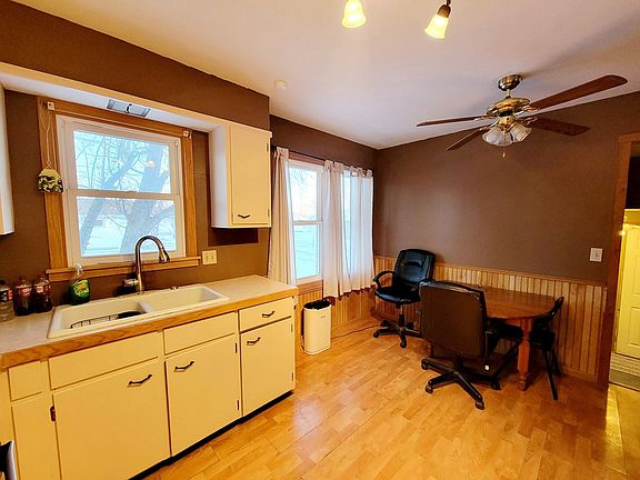 5th image of 1012 W George St