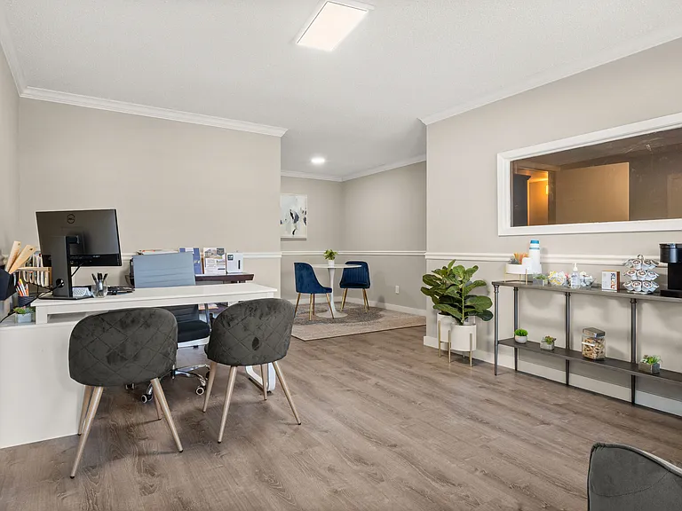 Holly Place — Photo 25