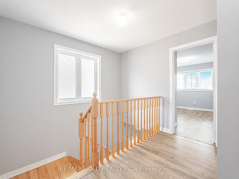 67 Yardley Cres — Photo 24