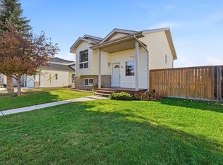 90 NE Drummond Ave, Red Deer, AB T4R3A5