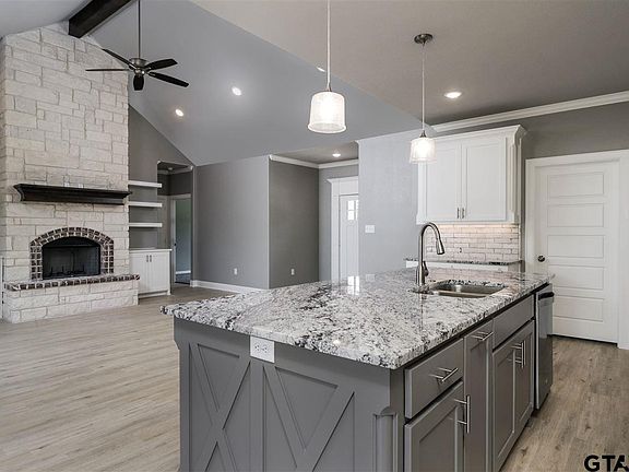 3rd image of 2203 Royal Dr