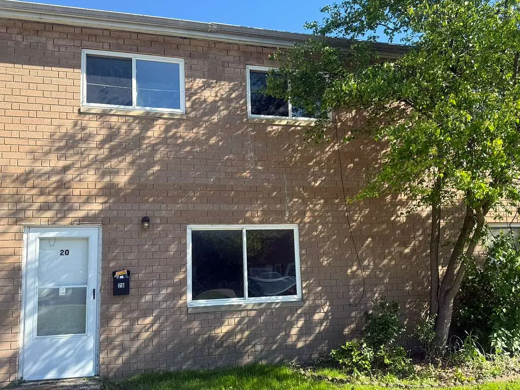 3 bed, 1.5 bath, 1360 sqft, $1,500 — Photo 1