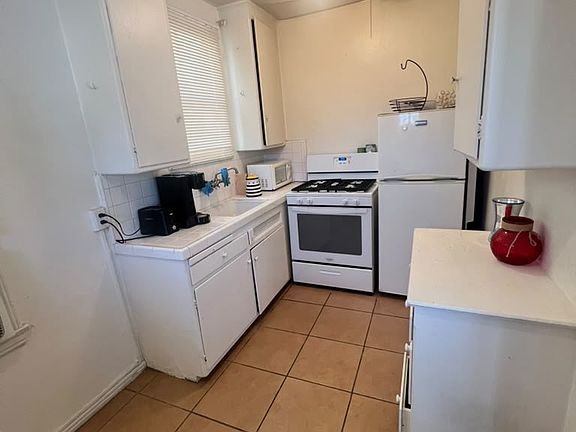 4th image of 200 S Reeves Dr APT 5