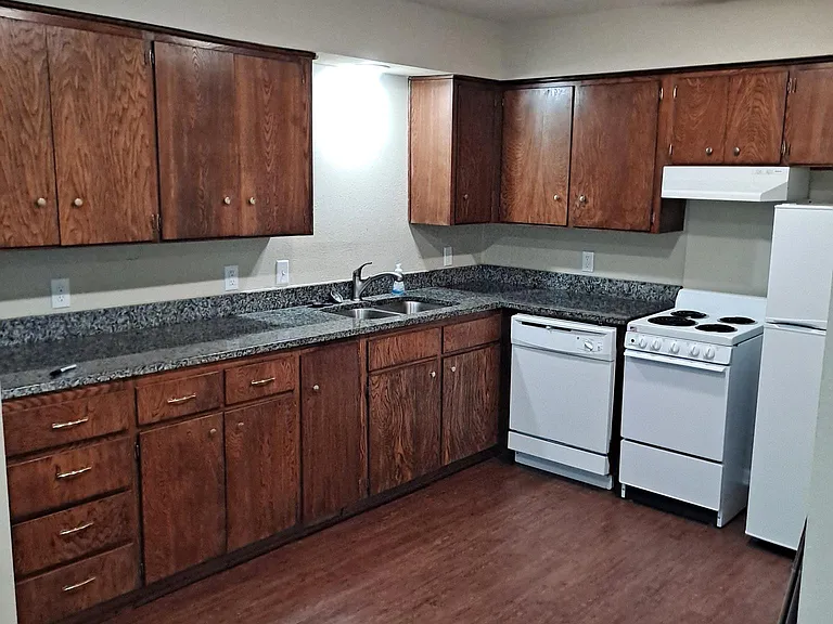 1420 N Elm St — Photo 2