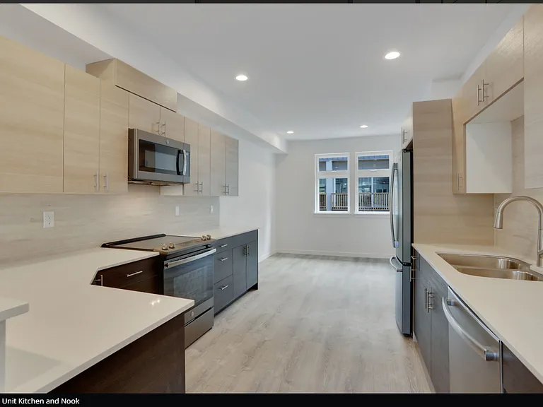 Silverlake Townhomes — Photo 5