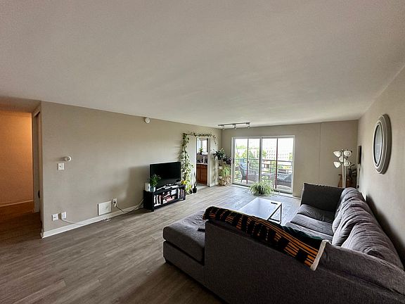 3rd image of 1321 N Franklin Pl APT 4A