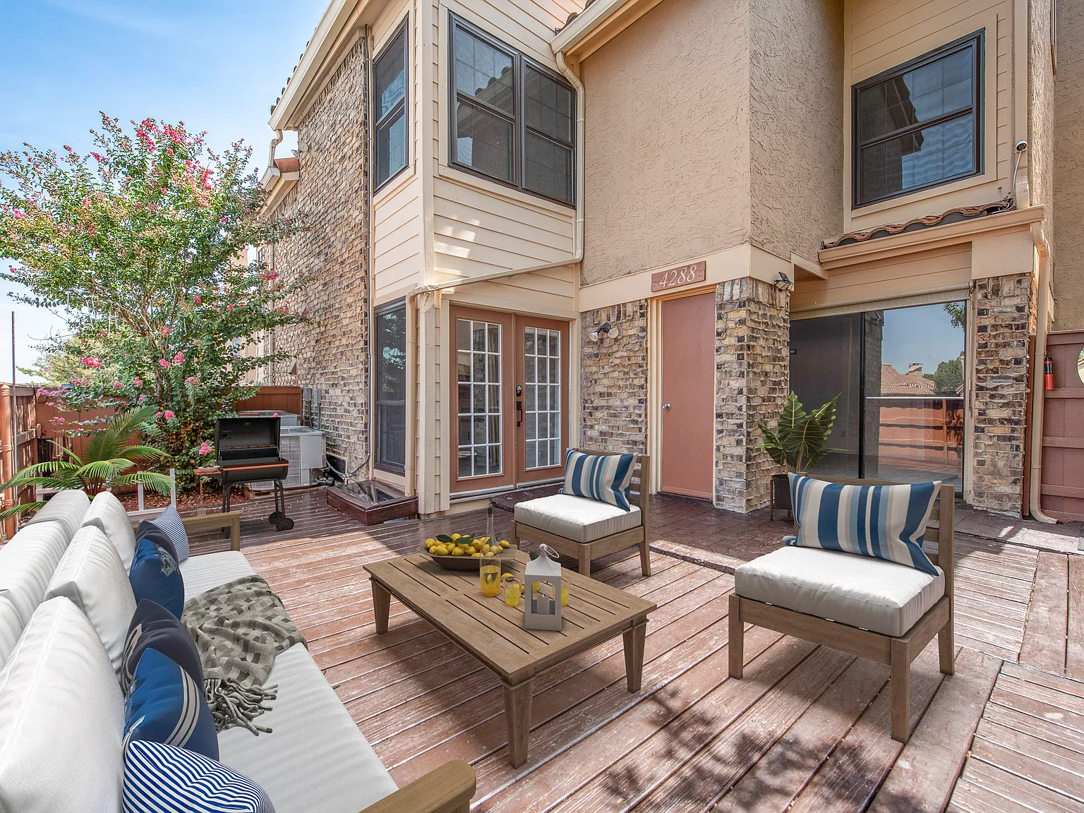 2 bed, 1.5 bath, 1050 sqft, $2,000 — Photo 3
