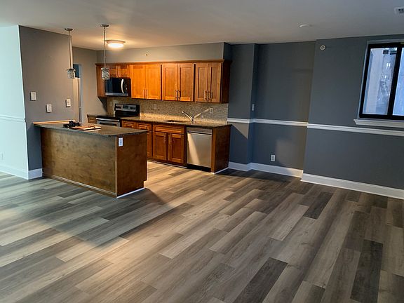 4th image of 60 Parkway Dr E #L