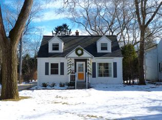 8344 N Regent Rd, Fox Pt, WI 53217