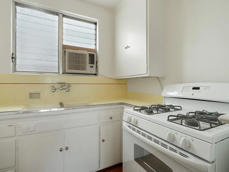 1323 N Olive Dr — Photo 14