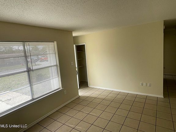 3rd image of 1704 Victoria Dr