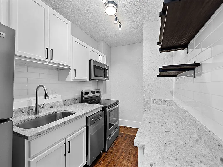 901 E Linwood Blvd — Photo 54