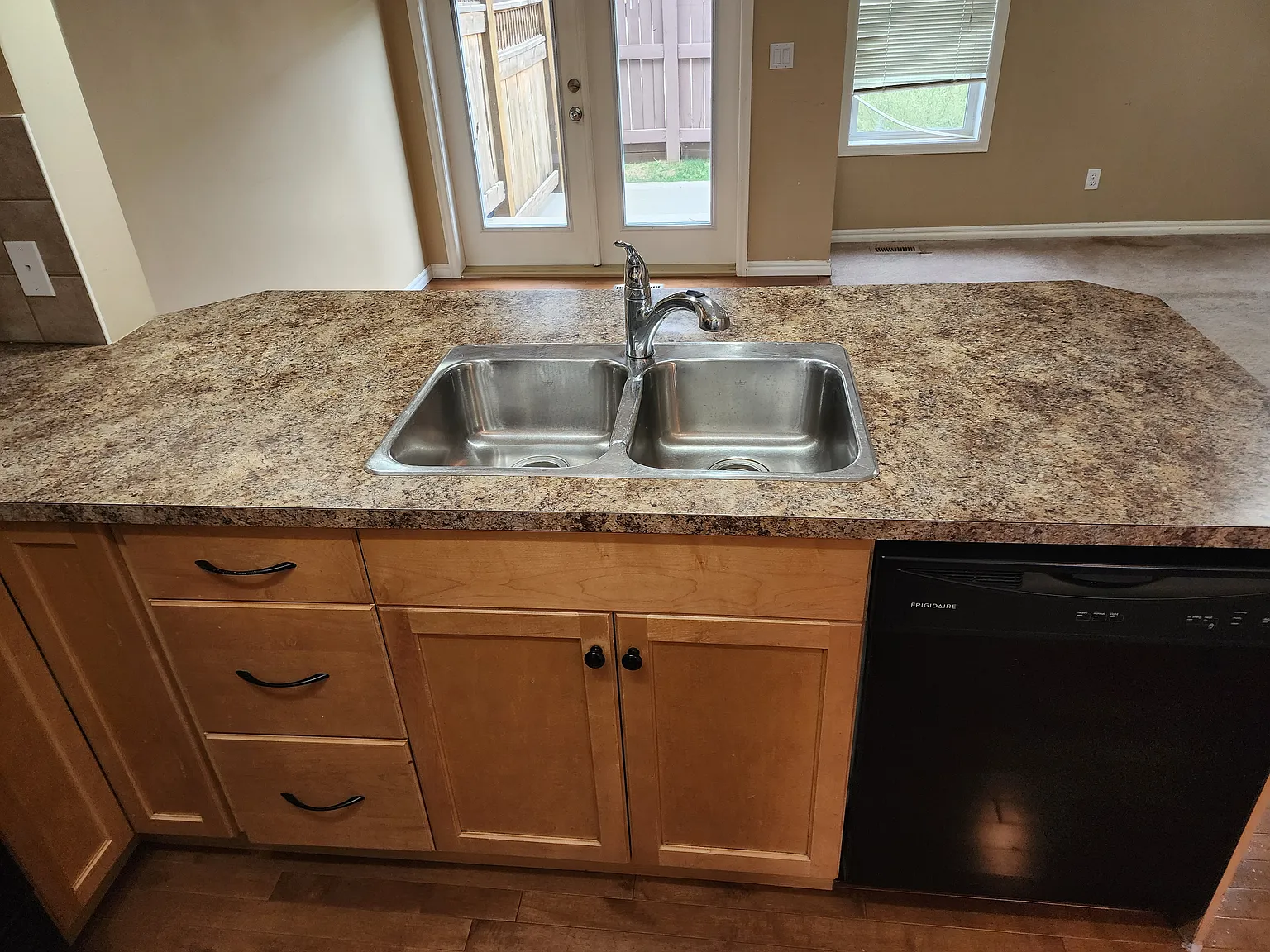 Airdrie 3 Bedroom/2.5 Bath Townhouse — Photo 4