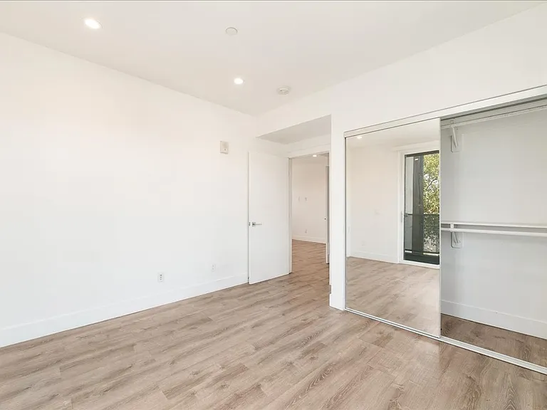 563 N Hoover St #4 — Photo 9