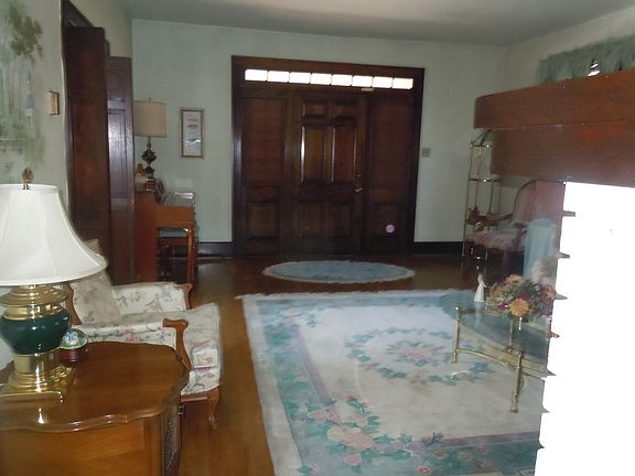 4th image of 122 N 1st St