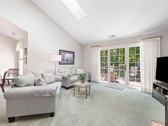 4th image of 733 Elmwood Point