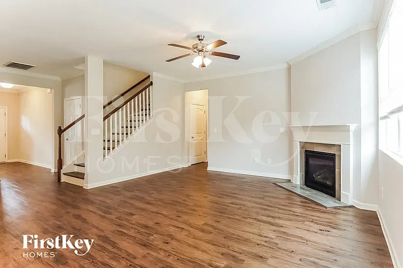 5 bed, 3.0 bath, 2535 sqft, $2,405 — Photo 3