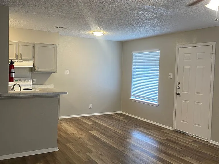 Grant Apartments — Photo 2