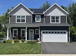 38 Wyatts Cir, Rensselaer, NY 12144