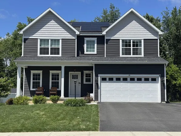 38 Wyatts Cir, Rensselaer, NY 12144